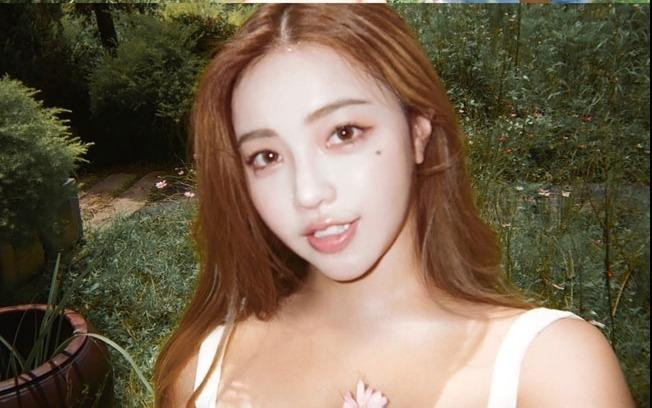 Huang Lin thường xuyên chia sẻ lên trang instagram cá nhân những bức hình khoe dáng đầy tự tin, quyến rũ. Chính điều này đã đem tới sức hút ngày một mạnh mẽ cho tên tuổi của gái xinh này.