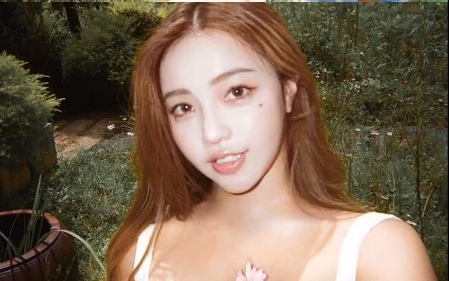 Huang Lin thường xuyên chia sẻ lên trang instagram cá nhân những bức hình khoe dáng đầy tự tin, quyến rũ. Chính điều này đã đem tới sức hút ngày một mạnh mẽ cho tên tuổi của gái xinh này.