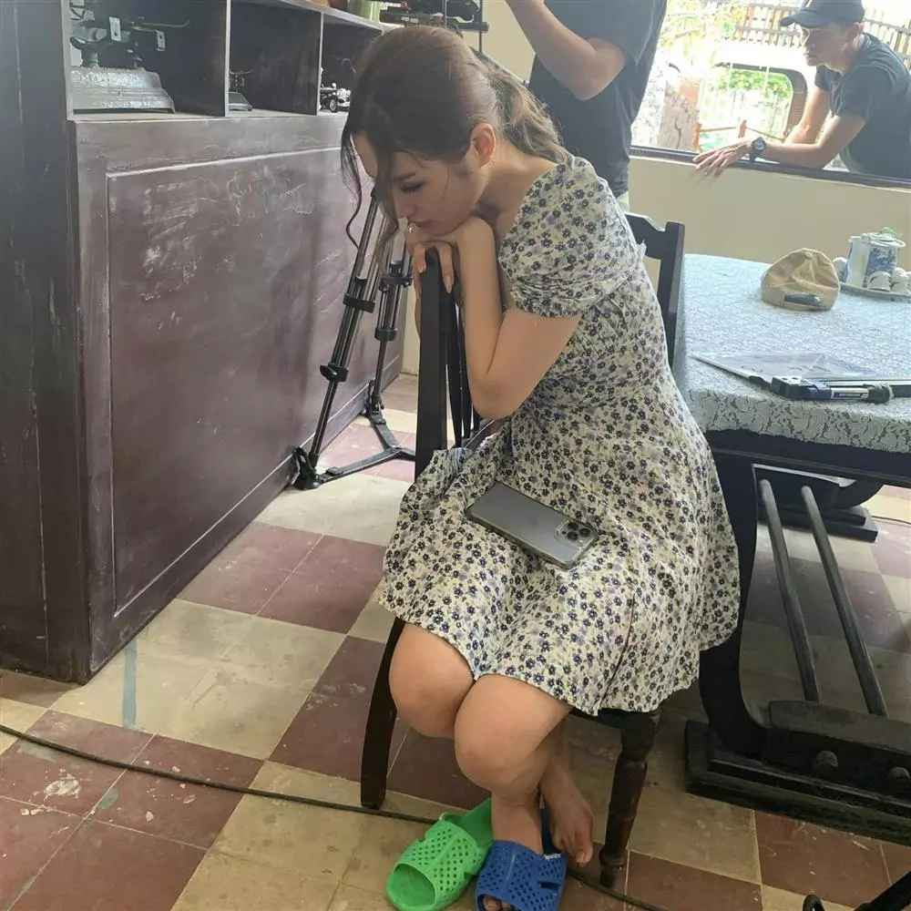 Khác hẳn với sự lộng lẫy thường thấy, hot girl Xoài Non bất ngờ xuất hiện không mấy chỉn chu, đầu bù tóc rối, đi dép tổ ong. Thậm chí, cô bị chụp lại nhiều khoảnh khắc bạ đâu ngủ đấy với gương mặt trông khá mệt mỏi.