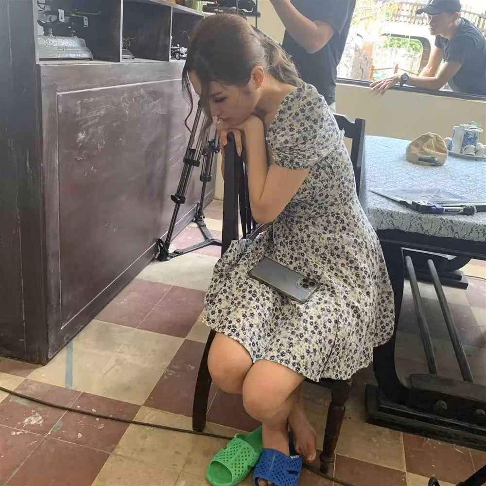 Khác hẳn với sự lộng lẫy thường thấy, hot girl Xoài Non bất ngờ xuất hiện không mấy chỉn chu, đầu bù tóc rối, đi dép tổ ong. Thậm chí, cô bị chụp lại nhiều khoảnh khắc bạ đâu ngủ đấy với gương mặt trông khá mệt mỏi.