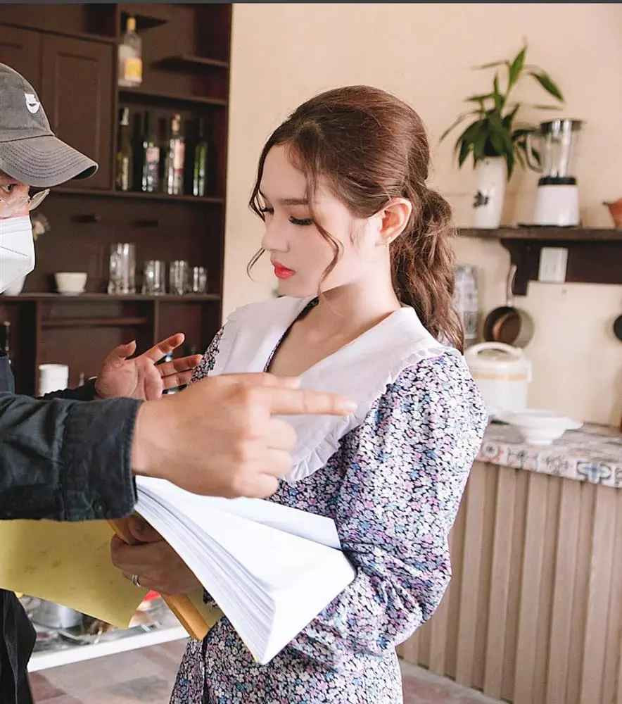 Cách đây chưa lâu, Xoài Non khoe việc làm diễn viên phim của mình.