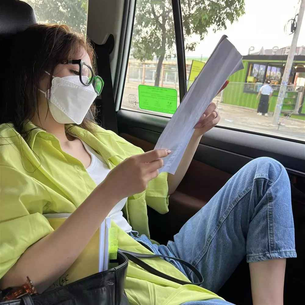 Mới đây, hot girl Xoài Non gây chú ý khi chia sẻ loạt ảnh chưa từng công khai về bản thân trên Facebook. Đó là những khoảnh khắc bà xã Xemesis ở hậu trường.