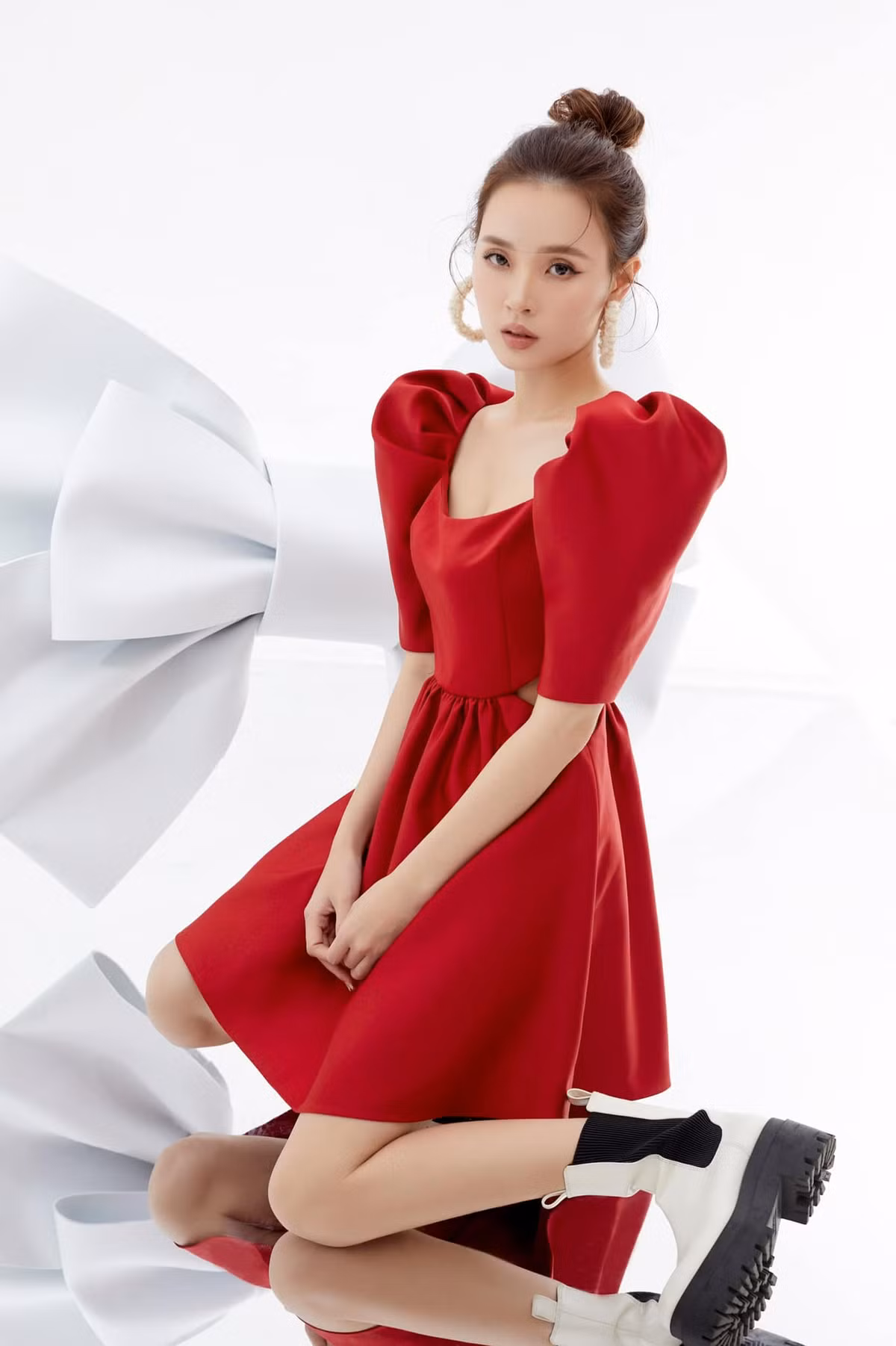 Khi dân mạng đang ngất lên ngất xuống thì không ít fans ruột tinh mắt nhìn ra clip này được ghi lại trong show Có Hẹn Cùng Midu.