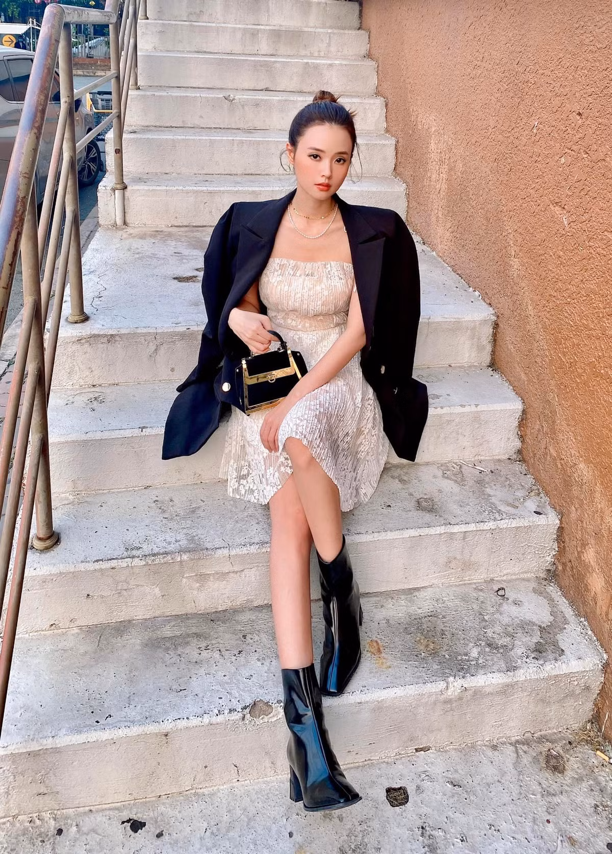 Hình ảnh ghi lại, trong không gian lãng mạn, nam chính đã ôm bó hoa lớn, đứng trước mặt Midu nói lời ngọt ngào.