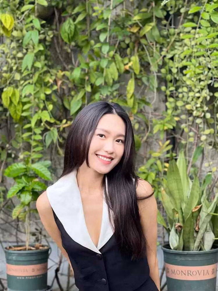 Ngoài khoảnh khắc yêu đương ngọt ngào, những bức hình riêng lẻ của Đoàn Văn Hậu và Doãn Hải My cũng nhận về sự quan tâm lớn. Điển hình mới nhất trên trang cá nhân, Top 10 Hoa Hậu Việt Nam đã khoe sắc vóc xinh đẹp trong bộ ảnh mới.