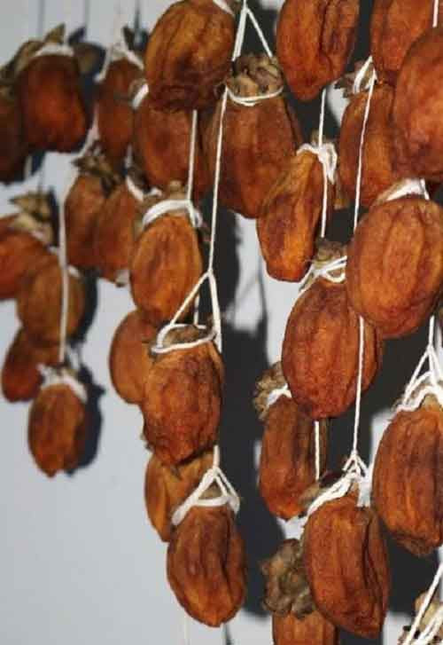 Người tính không bằng trời tính là có thật nha mọi người, treo cho đẹp làm chi để dính mưa một cái hỏng cả mẻ hồng treo gió của hội chị em.