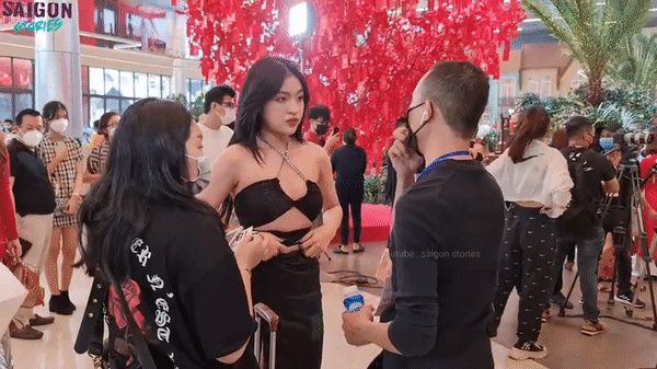 Cụ thể, trong khi Thanh Tâm đang nói chuyện với ai đó thì Lê Bống bất ngờ quay lại phía hot girl "trứng rán" rồi đi thẳng 1 mạch mà không thèm đoái hoài gì đến cô bạn.