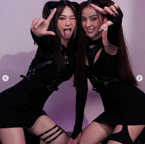 Dưới bài đăng, rất nhiều ý kiến trái chiều đang tranh cãi. Đa phần cư dân mạng cho rằng bộ ảnh này hot girl "trứng rán cần mỡ" có phần chiếm ưu thế hơn, còn Lê Bống có hơi bị "dìm hàng".