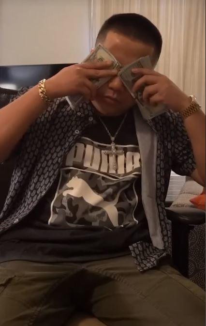 “Các bạn biết không, lúc tôi mới đóng cửa nhà hàng, tôi chưa thông báo chính thức trên YouTube hay bất kỳ đâu. Tuy nhiên, có nhiều người biết và tỏ ra vui mừng vì tôi đóng cửa sớm. Mấy người đó nói rằng tôi chỉ chơi chiêu để đánh bóng tên tuổi của mình. Thật ra hàng ngày tôi đều ăn mì gói, ngủ lề đường”, nam YouTuber kể.