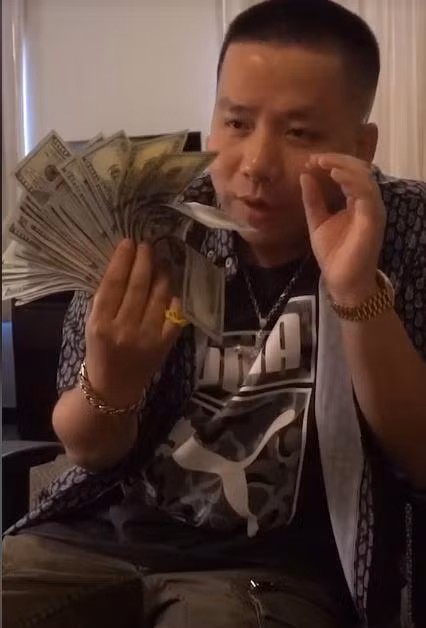 Khoa Pug cho biết anh ngán ngẩm khi nghe thấy những lời nói như thế. Hiện tượng mạng 9X còn dí dỏm khẳng định, ngày anh sa cơ lỡ nghiệp như thế chắc chắn còn rất xa.