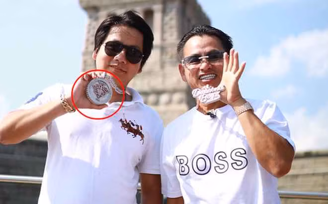 Khoa Pug sinh năm 1992, được mệnh danh là “YouTuber chịu chơi nhất Việt Nam”. Anh sẵn sàng bỏ ra số tiền lớn để trải nghiệm và review các dịch vụ đắt đỏ cho khán giả xem, từ lái xe tăng, nghỉ ngơi ở nhà hàng đắt đỏ hay tham quan tàu chiến, trạm du hành vũ trụ... Năm 2022, anh gây xôn xao mạng xã hội khi chi hơn 5 tỷ đồng để phẫu thuật kéo chân, nâng chiều cao thêm 8cm.