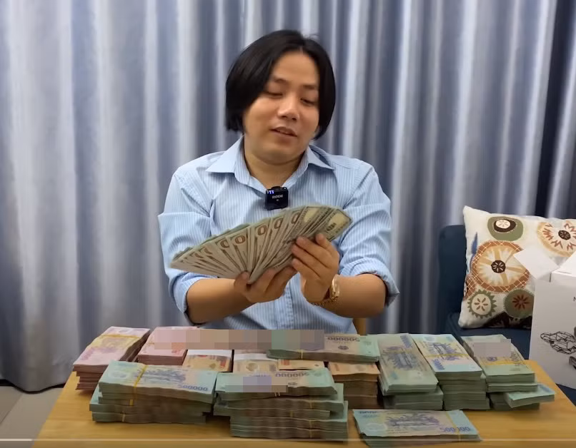 Nam YouTuber còn gây ấn tượng với màn đếm một cọc tiền “bóc đại” trong số nhiều cọc tiền đang đặt trên bàn. Sau khi đếm, trên tay 9X là số tiền có giá trị 10.000 USD (khoảng hơn 230 triệu đồng).