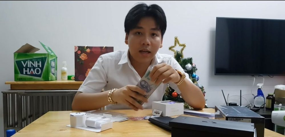 Bên cạnh nhà hàng lẩu 23 tỷ khai trương cách đây 6 tháng, Khoa Pug còn đầu tư vào nhiều lĩnh vực khác. Hiện tại, sau khi nhượng lại cổ phần nhà hàng cho Vương Phạm, 9X đang chuẩn bị về Việt Nam mở một chuỗi kinh doanh.