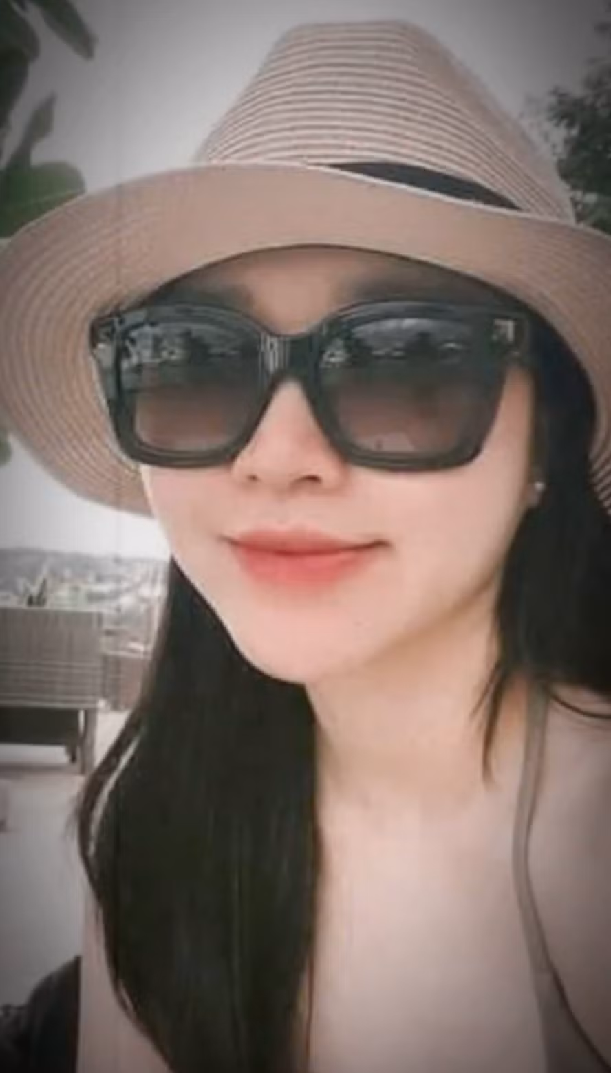 Đây là bức ảnh hiếm hoi khi vợ giám đốc của Lương Xuân Trường diện bikini được chia sẻ.