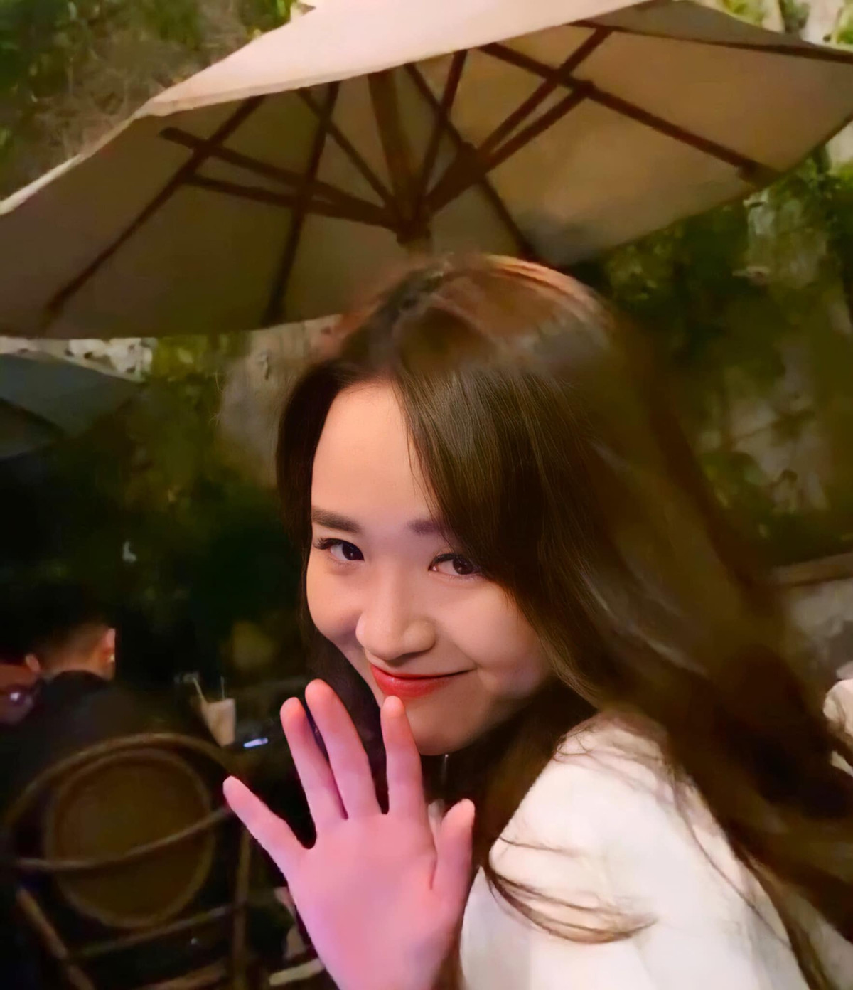 Khi người yêu bị dân mạng chê trách, Xuân Trường lại "đổ thêm dầu vào lửa" bằng bài đăng bênh vực khiến dân mạng càng chỉ trích dữ dội. Sau drama, cặp đôi giấu nhẹm chuyện tình cảm, ít khi tương tác trên mạng xã hội, thậm chí từng dính tin đồn chia tay.