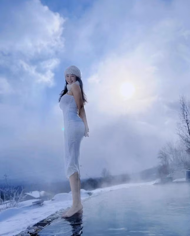 Ngoài những giờ tập luyện đẫm mồ hôi trong phòng gym, Zhang Manyuan gần đây "đổi gió" với bộ môn lướt sóng. Hoạt động này giúp cô tiêu hao năng lượng và giảm căng thẳng.