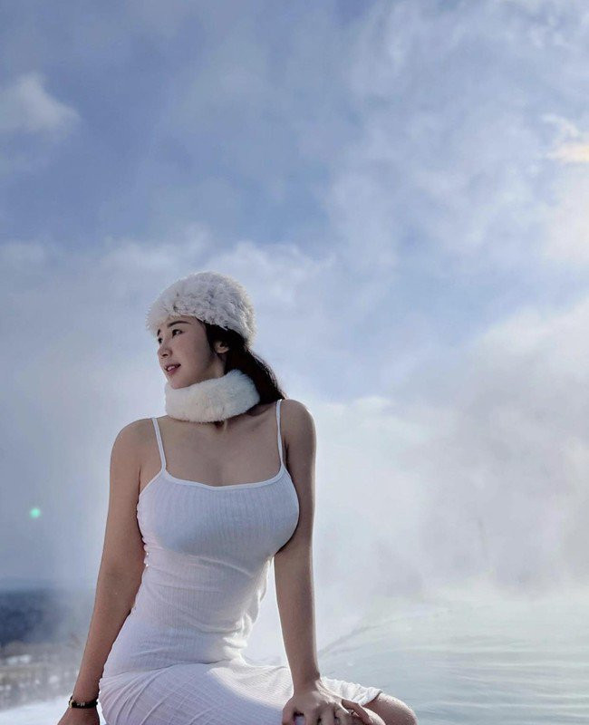 Ngắm nhìn Zhang nhiều người hâm mộ nhận xét và gọi cô nàng là "Kardashian phiên bản Trung Quốc" hay "Barbie đời thực" .