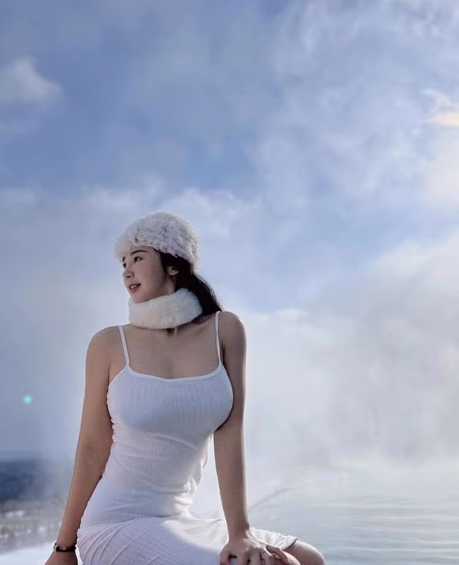 Ngắm nhìn Zhang nhiều người hâm mộ nhận xét và gọi cô nàng là "Kardashian phiên bản Trung Quốc" hay "Barbie đời thực" .