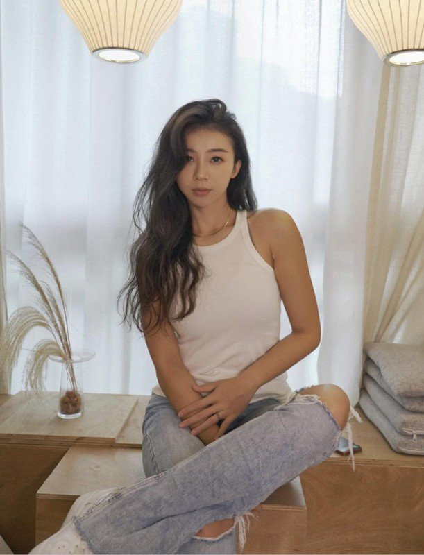 Zhang Manyuan thường được đứng trên sân phỏng vấn trực tiếp các cầu thủ. Nhờ vậy, cô nhanh chóng nhận được sự chú ý từ cộng đồng mạng.