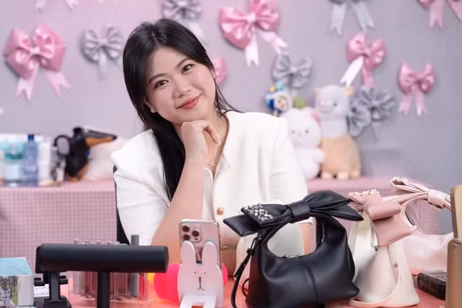 Trước đây, Xoài Phạm thành công xây dựng hình ảnh “công chúa Cẩm Tú” khi hoạt động tại VnGAG (kênh truyền thông có 2,2 triệu người theo dõi).