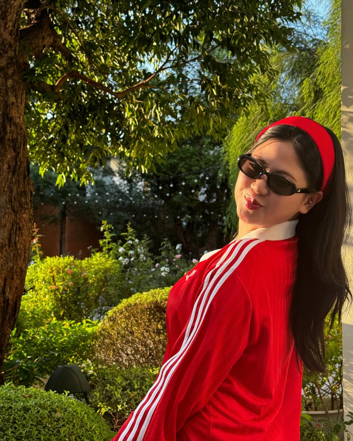 Xoài Phạm bày tỏ: “Hiện tại mình đang độc thân và cũng đã được một thời gian rồi. Mình đang trong quá trình tạm gọi là sắp xếp, tìm hiểu bản thân và mở lòng với những mối quan hệ mới sắp tới với mình. Nếu để nói chuyện này vào thời điểm tháng 6 thì mình chưa sẵn sàng nhưng ở hiện tại mình đã sẵn sàng rồi”.