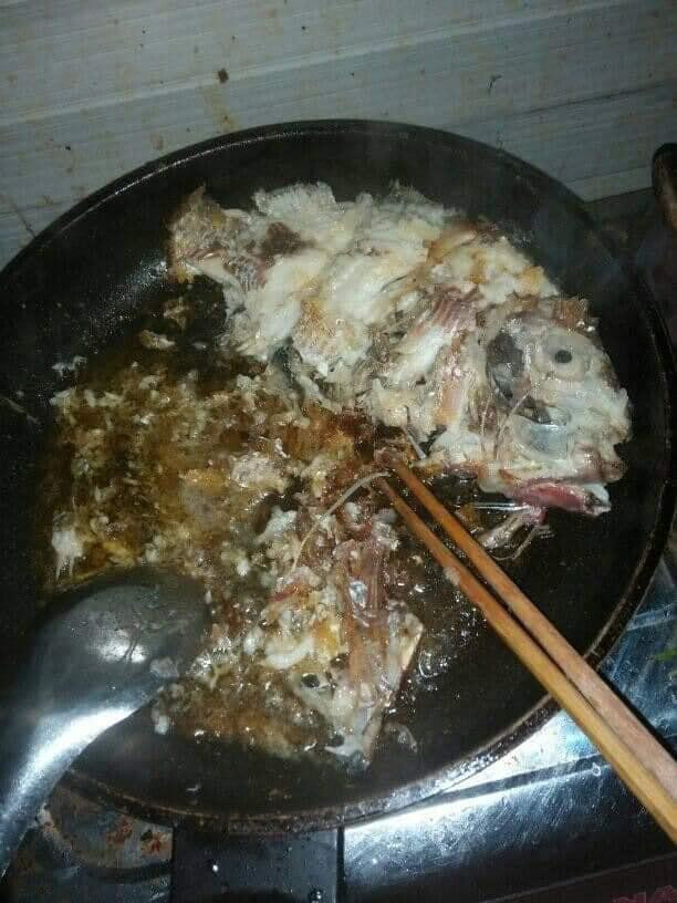 Trước đó, không ít những trường hợp rán cá thảm họa đã được netizen truyền tay nhau.