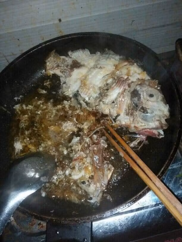 Trước đó, không ít những trường hợp rán cá thảm họa đã được netizen truyền tay nhau.