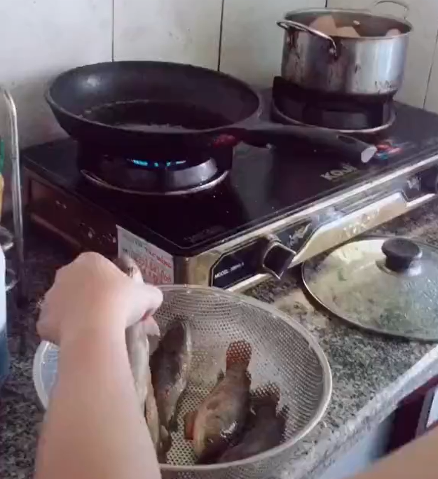  Rán cá có lẽ vẫn luôn là một trong những việc mà nhiều người ái ngại nhất khi vào bếp. Không những phải chọn chảo chống dính, canh dầu sôi mà còn phải làm sao cho không bị bắn dầu, lật sao cho khỏi nát cá.