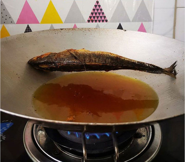 Nhìn chung, để lý giải về cảnh cá vào chảo dầu vẫn giãy đành đạch như trên thì đa phần cư dân mạng đều nhất trí rằng lỗi là do khâu sơ chế chưa được kỹ.