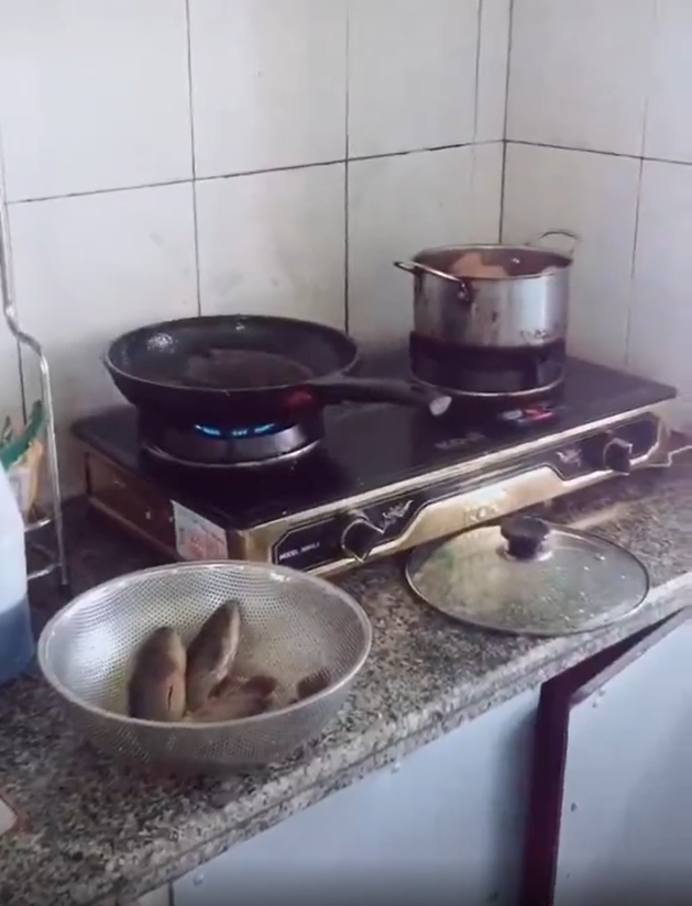 Dầu ăn bắn tung tóe ra ngoài khiến người đứng bếp phải né xa và ngậm ngùi nhìn cảnh chú cá "bật nhảy" ra khỏi chảo rồi cuối cùng rơi xuống đất.