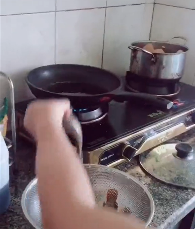 Những tưởng nhiêu đó thôi cũng đã đủ để khiến dân mạng mà nhất là hội vụng về rón rén vô cùng khi được giao cho nhiệm vụ đứng bếp nhưng không, chứng kiến trường hợp rán cá thảm họa của cô gái dưới đây sẽ khiến bạn phải nghĩ khác đó.