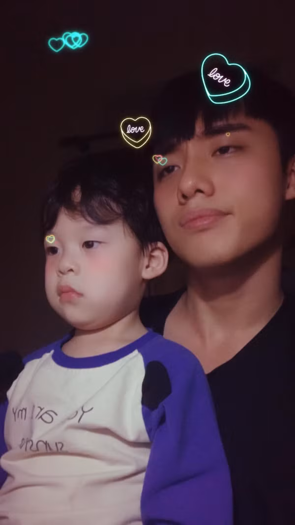 Từ những clip hờn dỗi anh trai, vui đùa bên gia đình hay tỏ ra tinh nghịch, bé Lợn đều có thể “đốn tim” netizen nhờ nụ cười chúm chím và 2 má bánh bao của mình. Thú vị ở chỗ, nhóc tì này rất quý Hải Đăng Doo, chỉ cần bị ai bắt nạt hoặc muốn đòi hỏi điều gì đó, cậu sẽ quấn anh trai không rời, nũng nịu đòi anh bế bằng được.