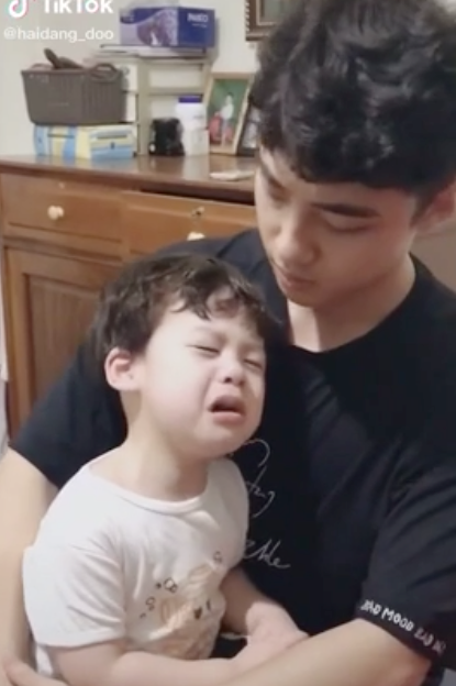 Chủ kênh TikTok 2,4 triệu follow Hải Đăng Doo cho hay: "Mình nói gì bé cũng nghe. Nhiệm vụ hàng ngày của mình là chơi với em Lợn, không cho nghịch bẩn hoặc lại gần đồ nguy hiểm trong nhà".