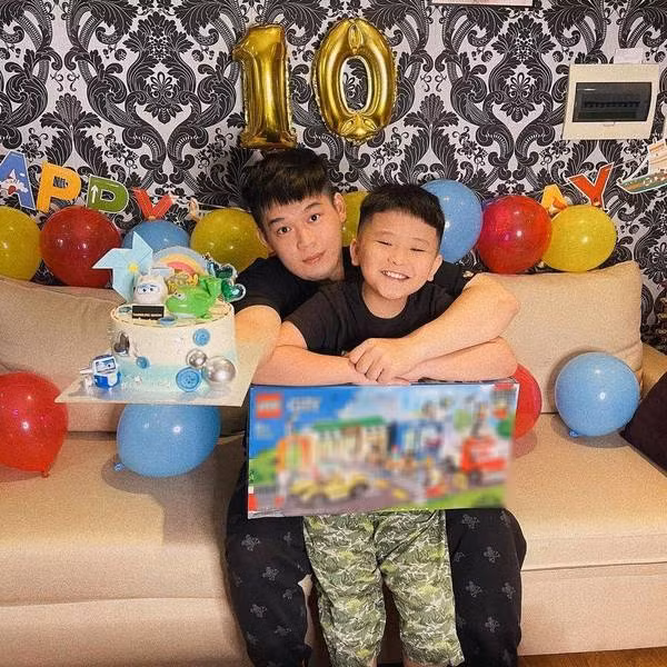 Thương và không nỡ bỏ mặc em, Long Chun nổi tiếng đã thay người lớn nhận nuôi em trai, không để em chịu bất kì thiệt thòi gì so với bạn bè cùng trang lứa.