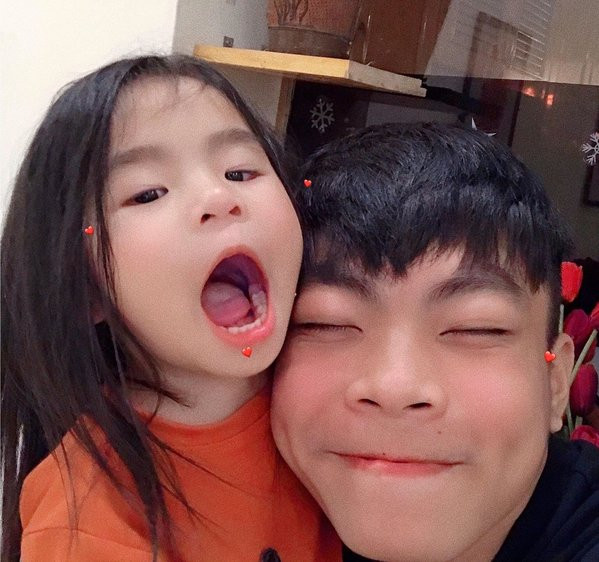 Tương tự Hải Đăng Doo, Đức Kòi rất hay pha trò và “troll” em gái, tuy nhiên giữa họ cũng chẳng thiếu những khoảnh khắc thể hiện tình cảm và chăm sóc lẫn nhau. Dù trêu em đến bật khóc là vậy, song chàng trai trẻ cũng thường xuyên mua quà, đưa bé Kẹo đi chơi và cùng em thưởng thức những món ngon.