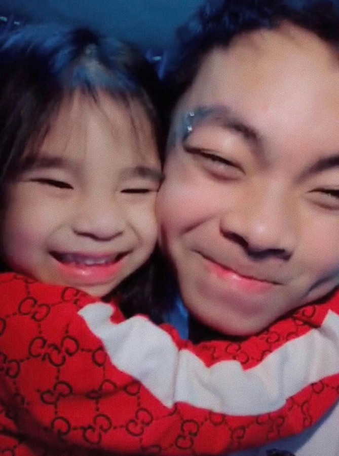 TikToker Đức Kòi nổi lên từ hàng loạt clip trêu đùa em gái ruột – bé Kẹo - đi học, khiến cô bé nhiều lần khóc thét. Cặp anh em này không chỉ có sự tương đồng về ngoại hình mà các biểu cảm cũng hài hước không kém nhau.