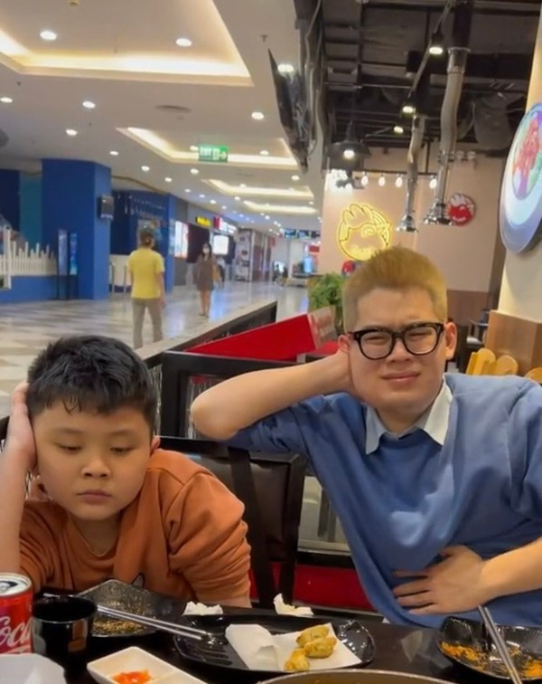 Được biết, Long Chun và Long Bé vốn là anh em cùng mẹ khác cha. Nam TikToker từng sống trong sự thiếu vắng tình thương của cha mẹ ngay từ khi còn nhỏ. Về phía cậu em, vì một số lý do nên không được gia đình bên nội nuôi dưỡng, mẹ cũng không thể tận tình chăm sóc.