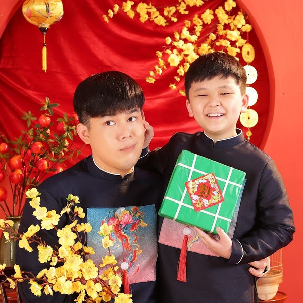 Kể từ khi xuất hiện trong những clip của anh trai, Long Bé dần bộc lộ được năng khiếu diễn xuất và được nhiều người yêu mến. Một số netizen cho rằng, nếu được quan tâm và đào tạo bài bản, cậu nhóc có thể sẽ trở thành 1 sao nhí trong tương lai.