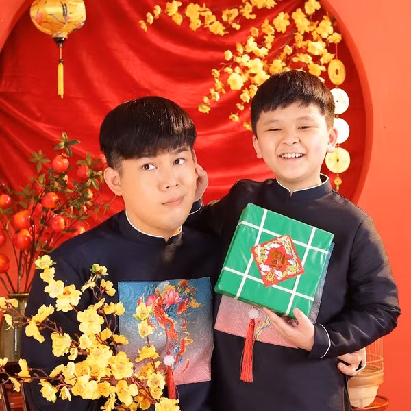 Kể từ khi xuất hiện trong những clip của anh trai, Long Bé dần bộc lộ được năng khiếu diễn xuất và được nhiều người yêu mến. Một số netizen cho rằng, nếu được quan tâm và đào tạo bài bản, cậu nhóc có thể sẽ trở thành 1 sao nhí trong tương lai.