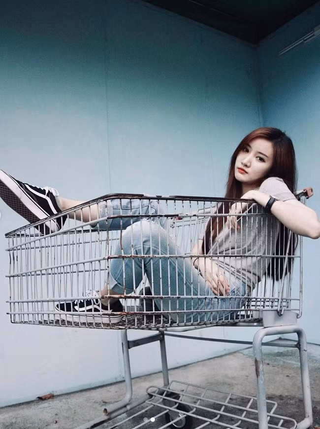 Không chỉ thu hút người đối diện bằng ngoại hình xinh xắn, style của Panda Fonnapha cũng được đánh giá là sành điệu và trẻ trung.