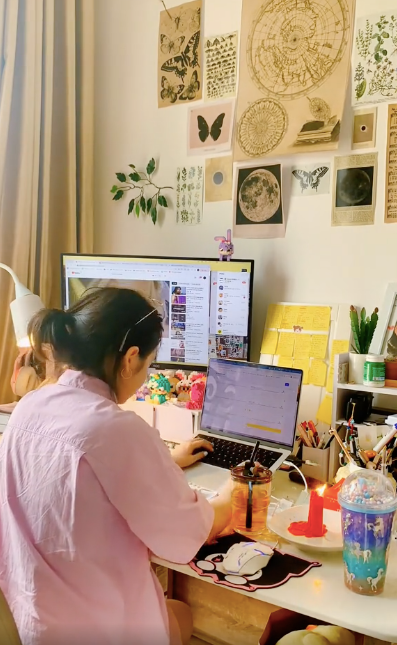 Có thể thấy, trong suốt thời gian nến sáng, cô nàng đã rất nghiêm túc học bài, đôi bàn tay cứ thoăn thoắt trên bàn phím máy tính, thỉnh thoảng cô còn lấy đạo cụ ra để thực hành bài vừa học. Cho đến khi nến cháy hết hẳn, cô vẫn hăng say với công việc của mình.