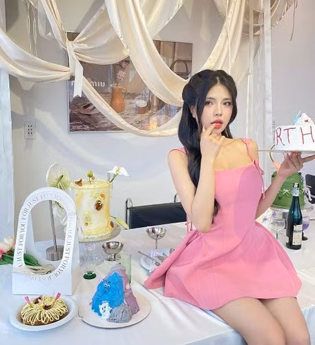 Không chỉ riêng khán giả trực tiếp theo dõi chương trình, những người hâm mộ trên các nền tảng mạng xã hội cũng nhanh chóng chia sẻ khoảnh khắc này và không ngừng bàn tán về hành động của hot girl làng streamer.