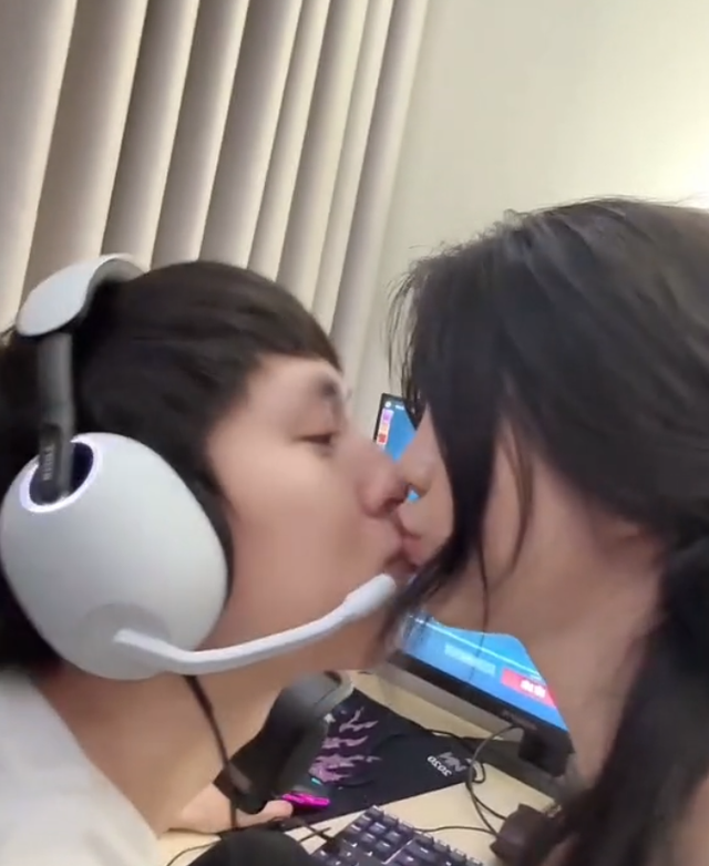 Cô nàng MC gợi cảm nhất VCS thậm chí còn "khóa môi" ông xã Văn Tùng, khiến khán giả không khỏi bất ngờ.