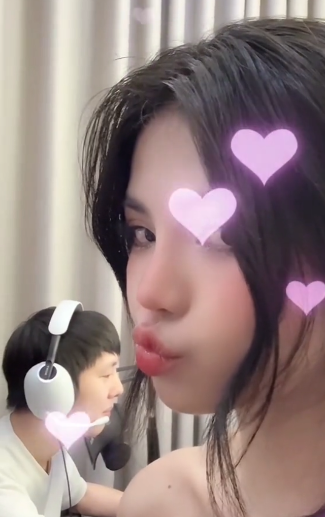 Mới đây, Mai Dora và chồng khiến người xem phải dậy sóng khi công khai tình tứ trên sóng live.