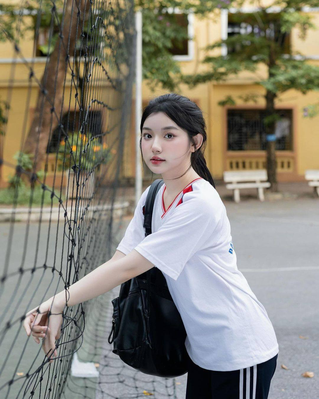 Phía dưới phần bình luận vô vàn những lời khen được netizen gửi tới dành cho Quỳnh Trương với bộ ảnh "thanh xuân vườn trường" này.