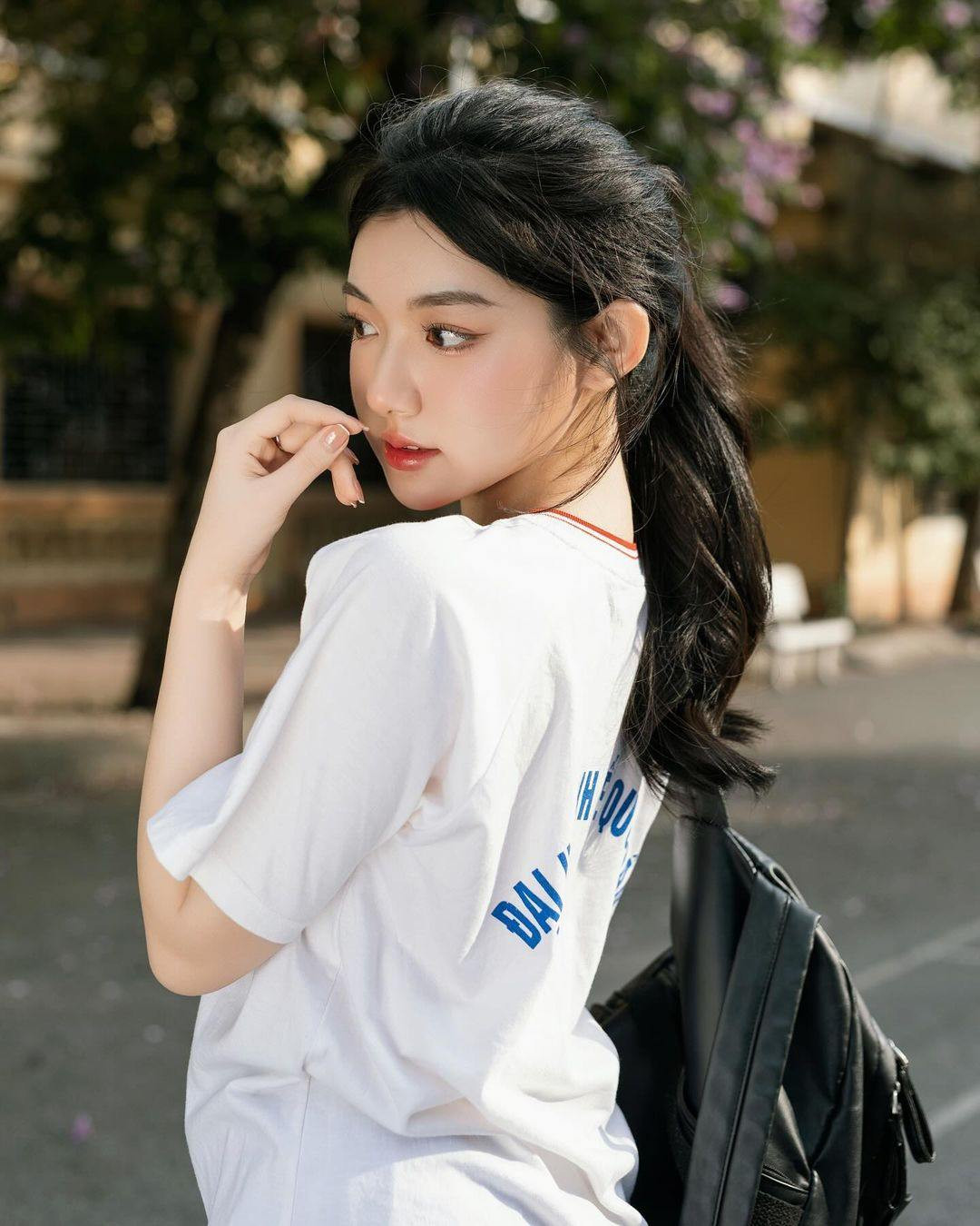 Xuất phát điểm là sinh viên trường kinh tế, nữ sinh Nghệ An không cảm thấy điều này làm ảnh hưởng quá nhiều hay cản trở, gây khó khăn cho cô trong việc phát triển bản thân ở môi trường sáng tạo nội dung.