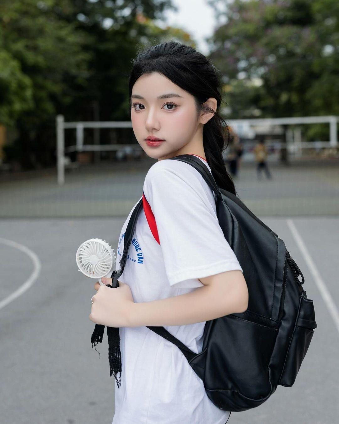 Mới đây trên trang cá nhân, Quỳnh Trương đăng tải bộ ảnh với concept "thanh xuân vườn trường" cực nét.