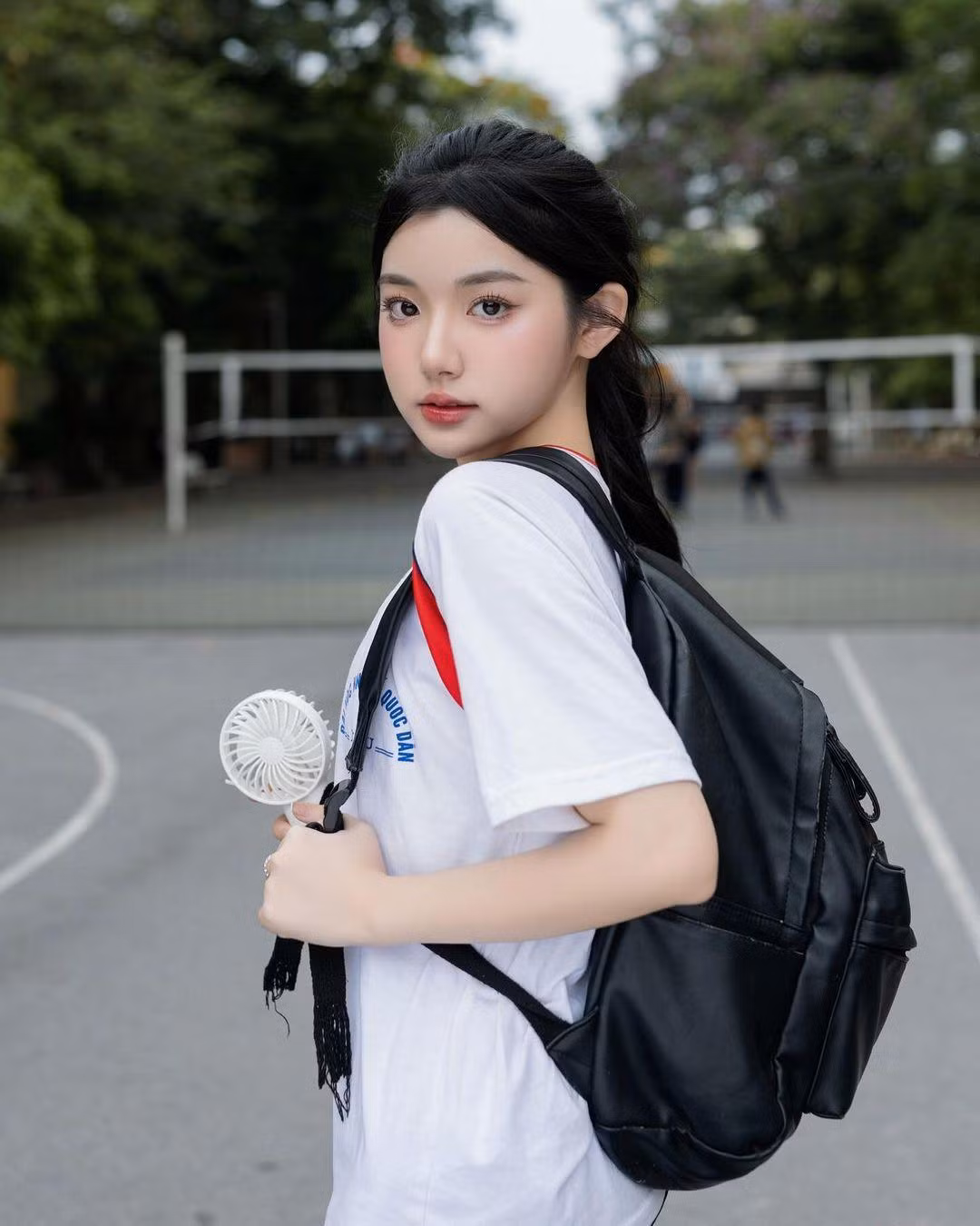 Mới đây trên trang cá nhân, Quỳnh Trương đăng tải bộ ảnh với concept "thanh xuân vườn trường" cực nét.