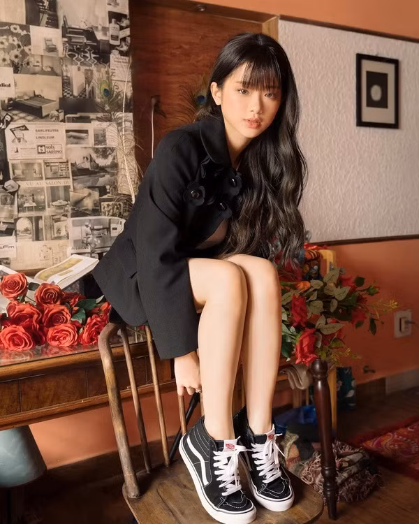 Đỉnh điểm, khi Linh Ka nói rằng điểm số cấp 3 và đại học có thể mua được bằng tiền, cô đã bị netizen “ném đá” dữ dội.