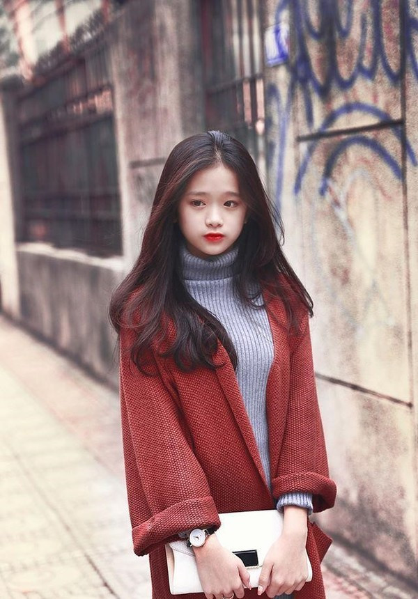 Nhưng dù trong bộ trang phục nào, cô nàng vẫn giữ được sự trẻ trung, xinh đẹp của mình, khoe được vóc dáng thanh mảnh nhiều người ao ước.